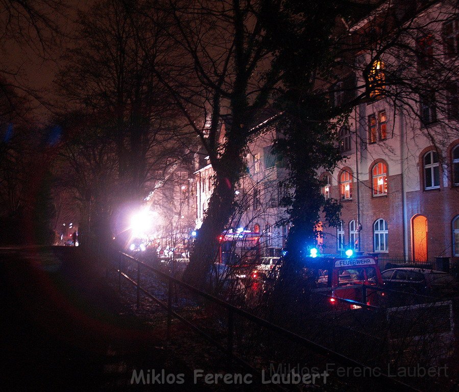 Feuer 3 Dachstuhlbrand Koeln Muelheim Gluecksburgstr P186.JPG